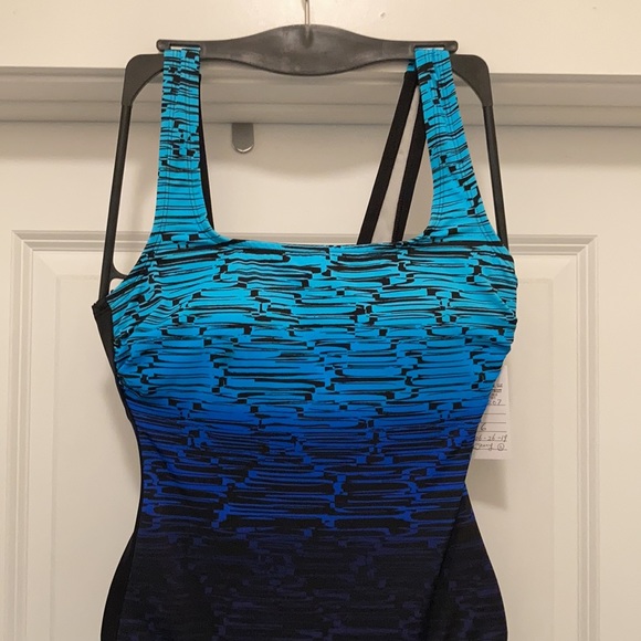 Reebok - Picture 3 of 4